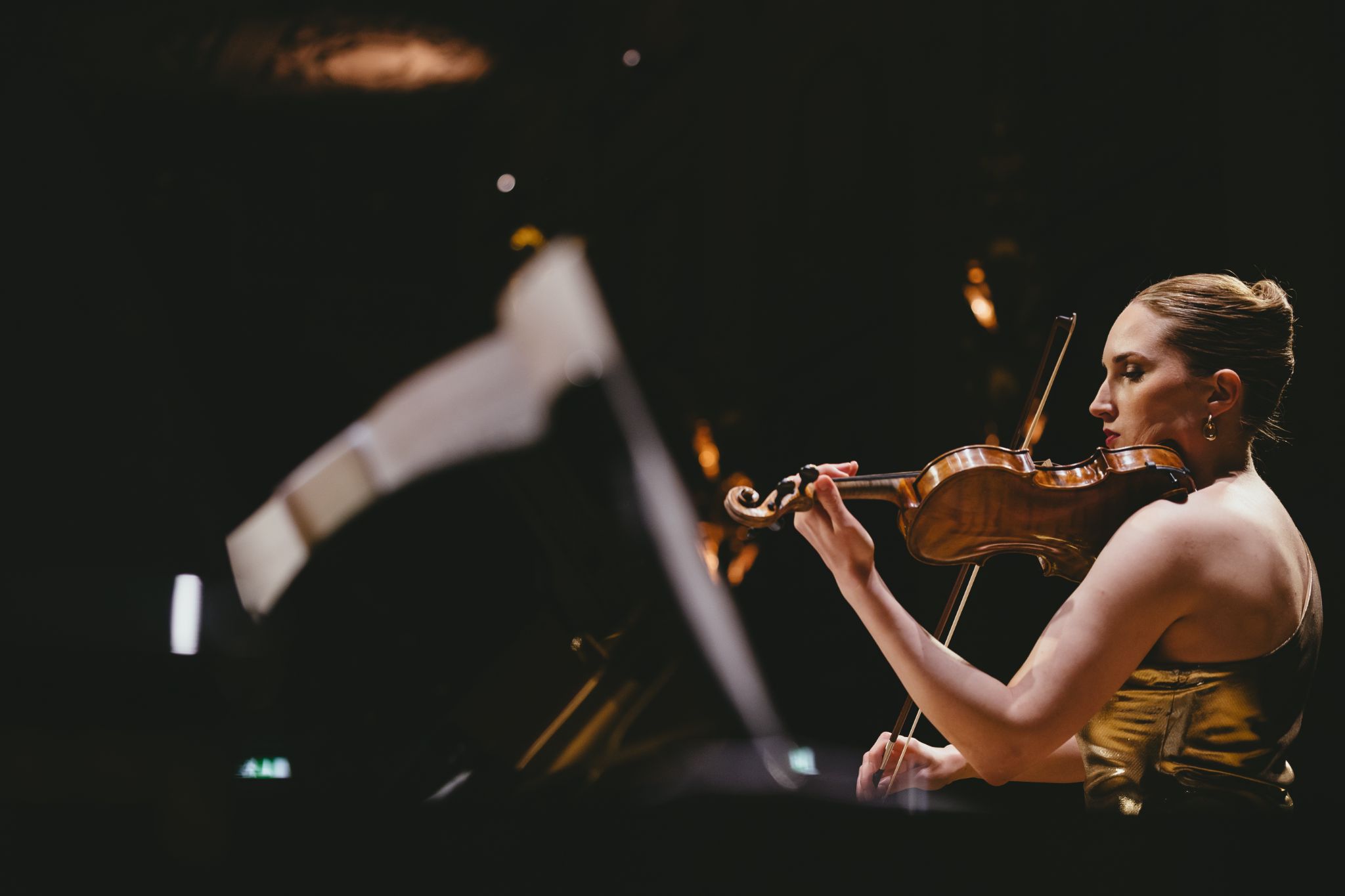 Agata playing violin on stage
