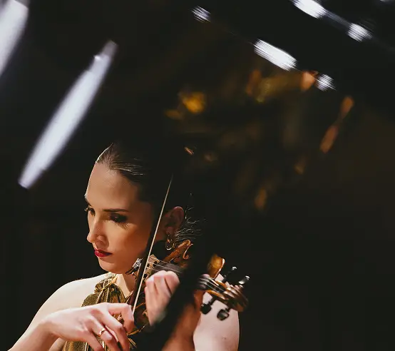 Agata Kawa-Cajler performing violin on stage
